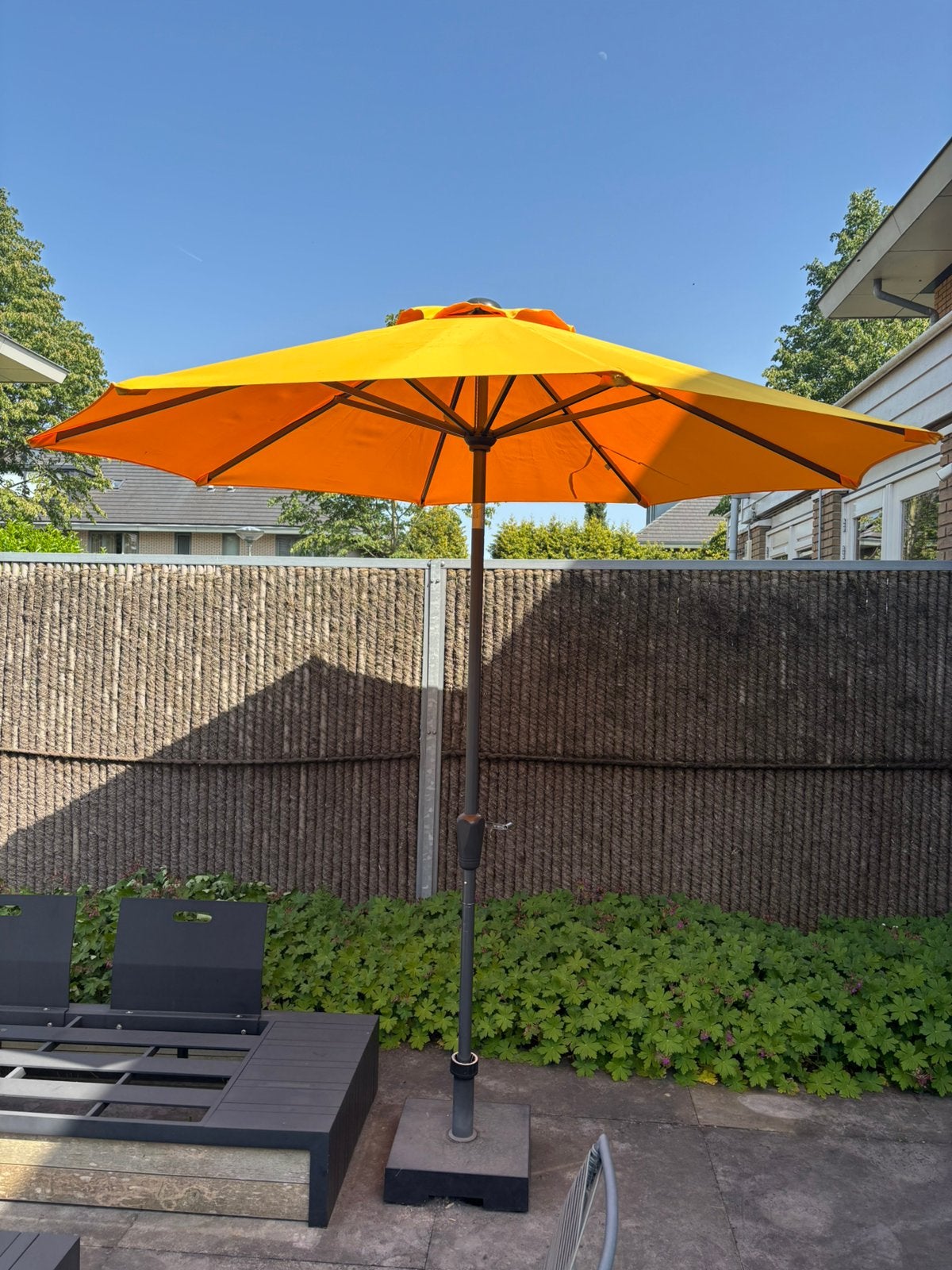 Gele parasol, diameter van 240 cm en hoogte van 240 cm, Tuin en Terras, Parasols, Ophalen of Verzenden, Zo goed als nieuw, Stokparasol