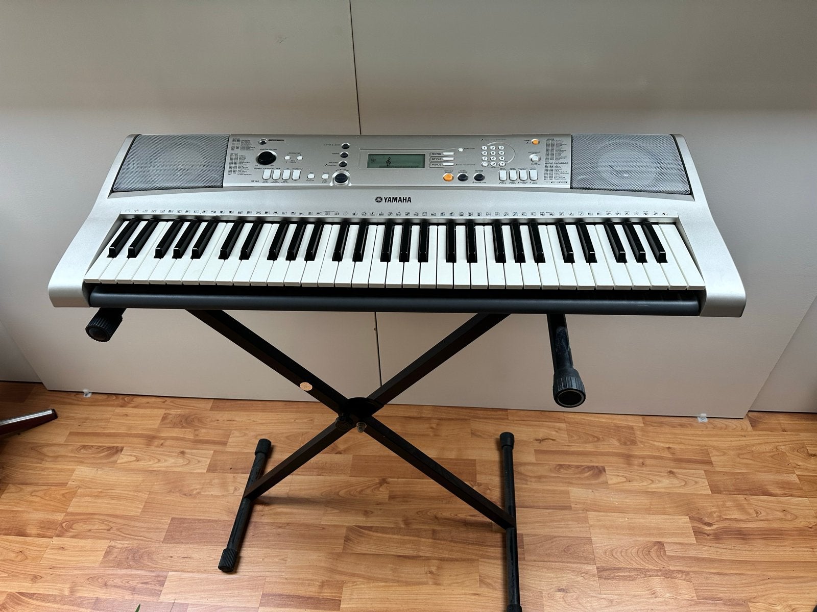 Yamaha Portatone PSR-E313 Keyboard met standaard, Ophalen, Yamaha, Aanslaggevoelig, 61 toetsen