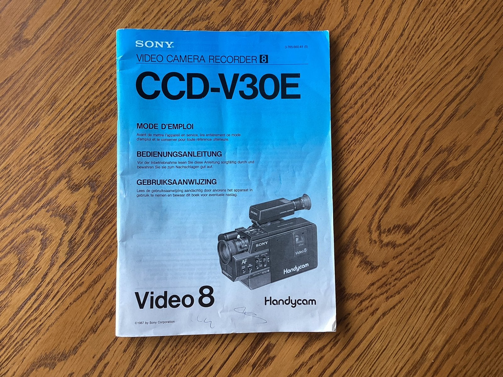 Foto 2 van Sony CCD-V30E Video 8 Handycam met accessoires