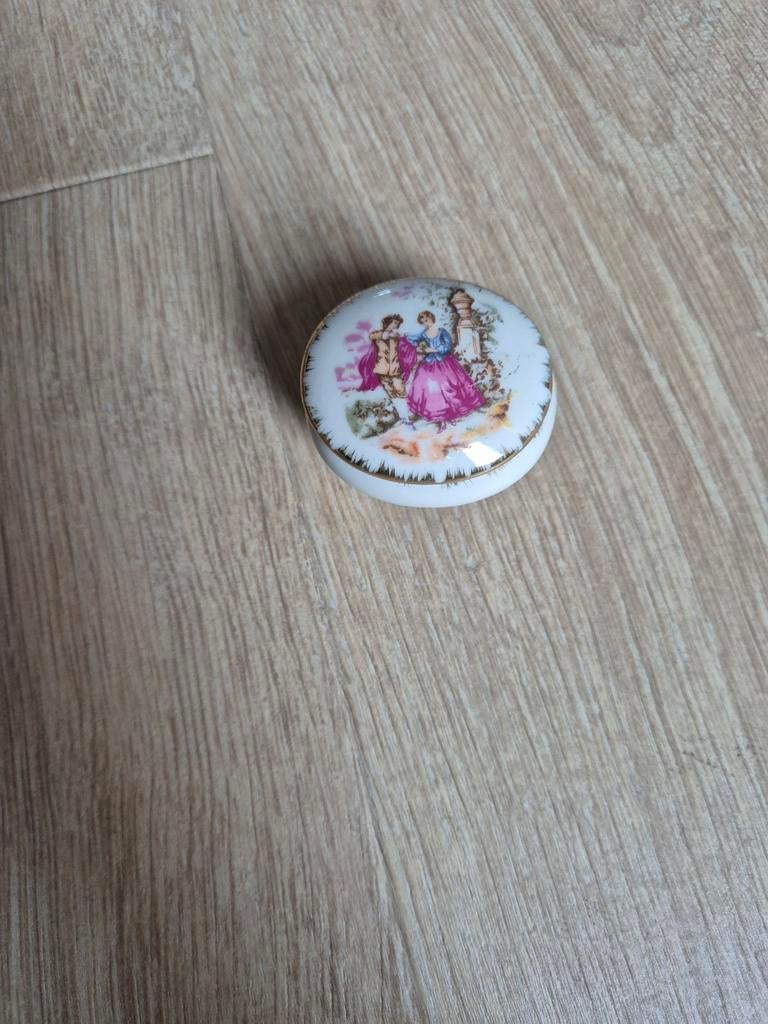 Vintage porseleinen sieradendoosje met romantisch tafereel, Ophalen of Verzenden