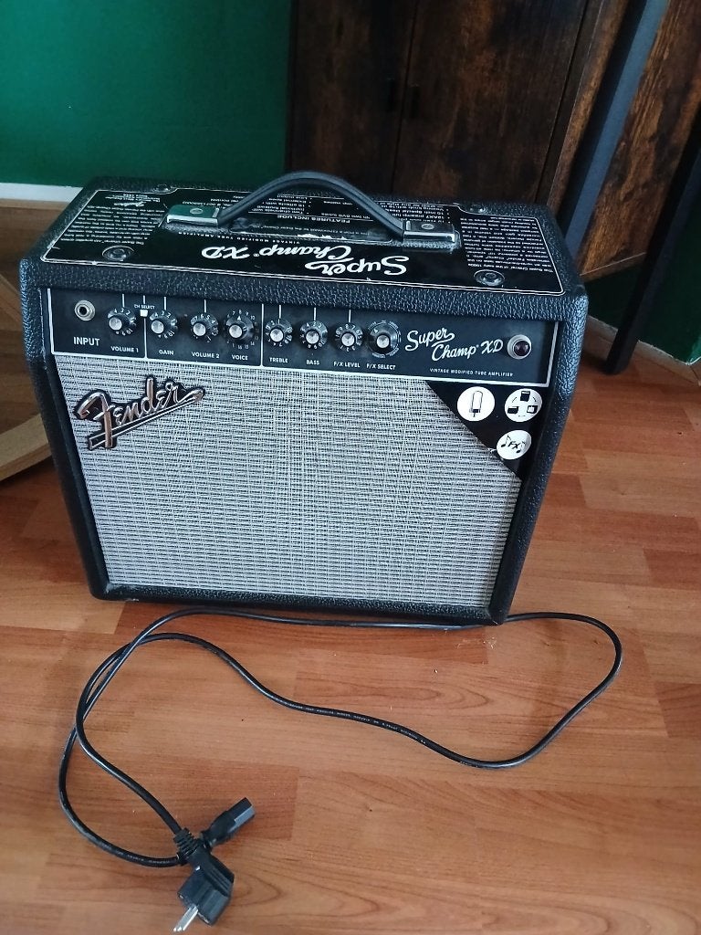 Foto 5 van Yamaha Pacifica PAC112J  Fender Super Champ XD + accessoires