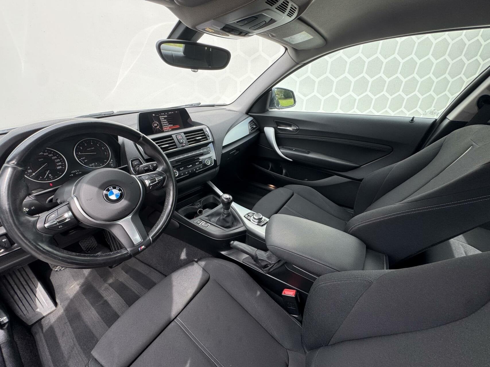 BMW 2-serie Coupé 218i M Sport Trekhaak Black pack! 18 inch, Auto's, Gebruikt, 4 stoelen, Origineel Nederlands, Handgeschakeld