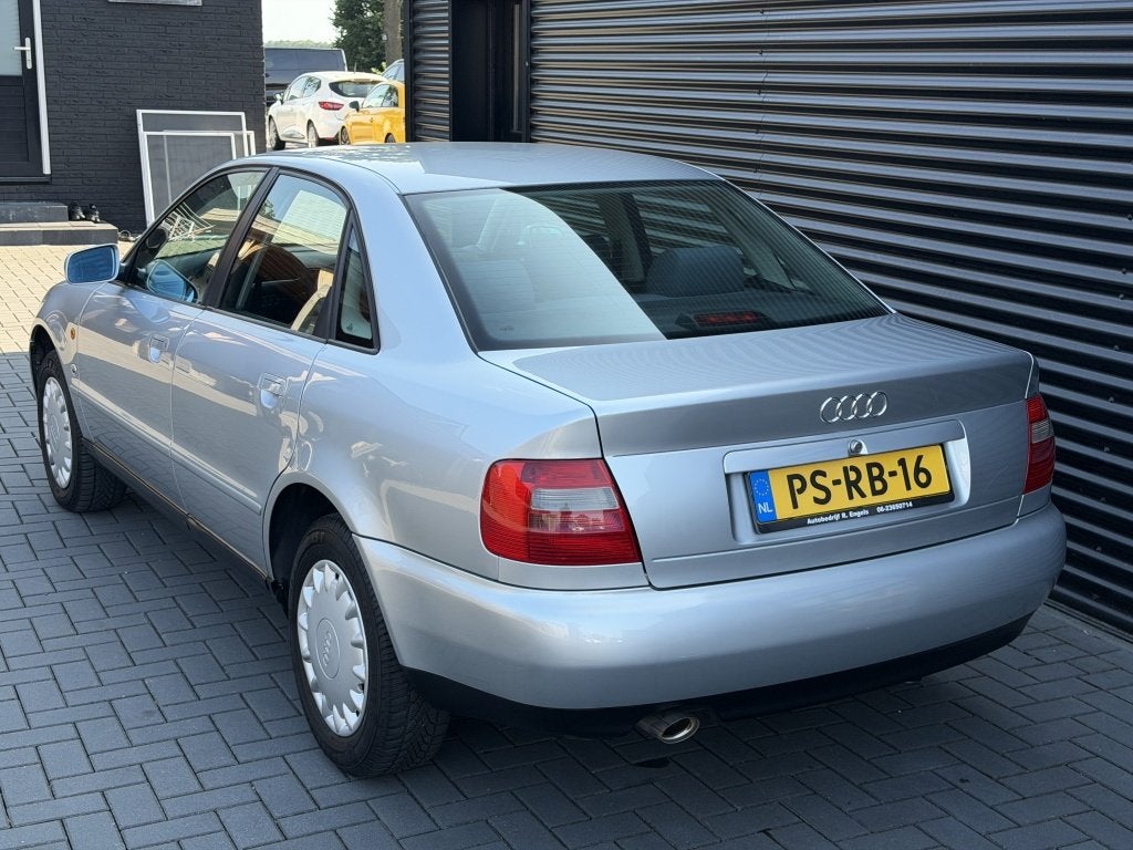 Audi A4 Limousine 1.6 GRIJS| 1996| ZEER NETJES| APK| 149DKM, Auto's, Oldtimers, Metallic lak, Handgeschakeld, Audi, Sedan