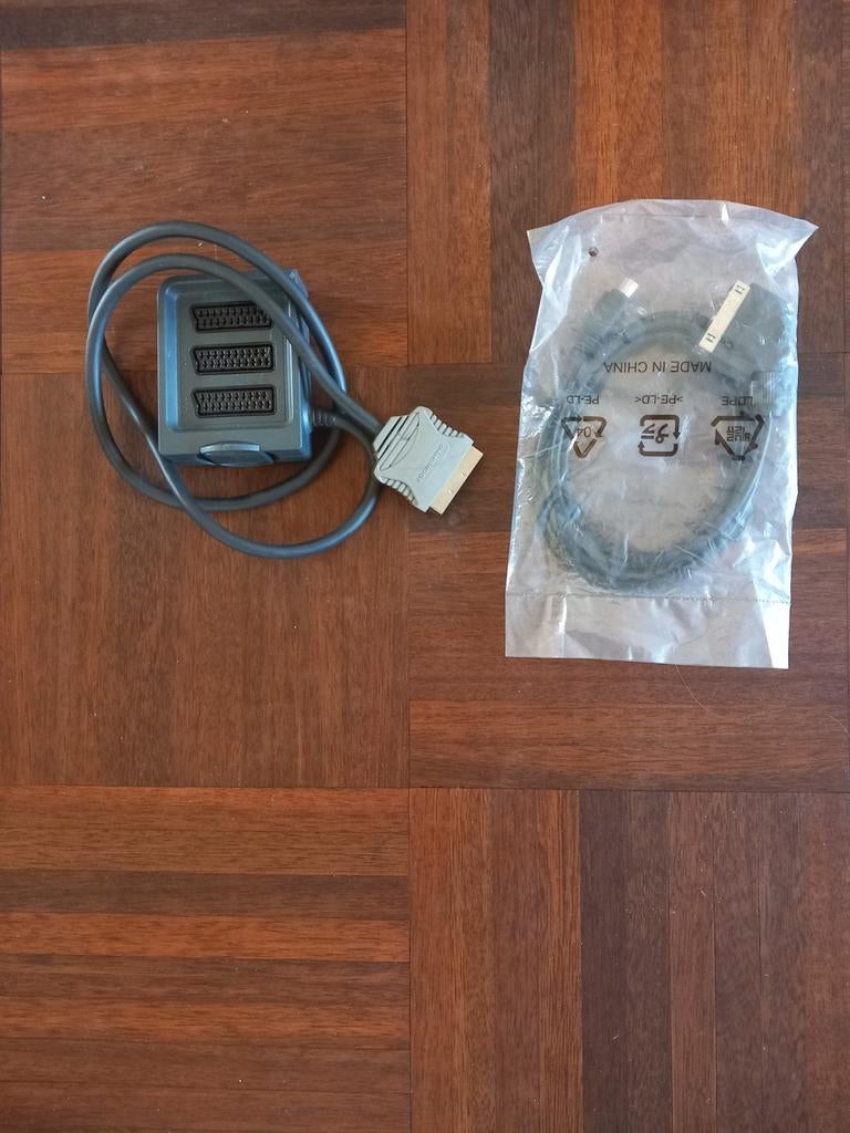 Scart splitter 3 voudig plus nieuwe scartkabel geldrop, Ophalen of Verzenden, Nieuw