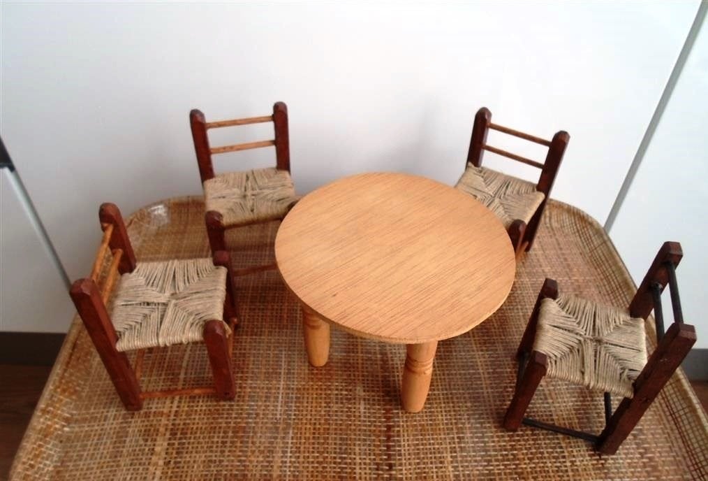 4 Houten stoeltjes en tafeltje. Poppenmeubeltjes, Ophalen of Verzenden, Zo goed als nieuw