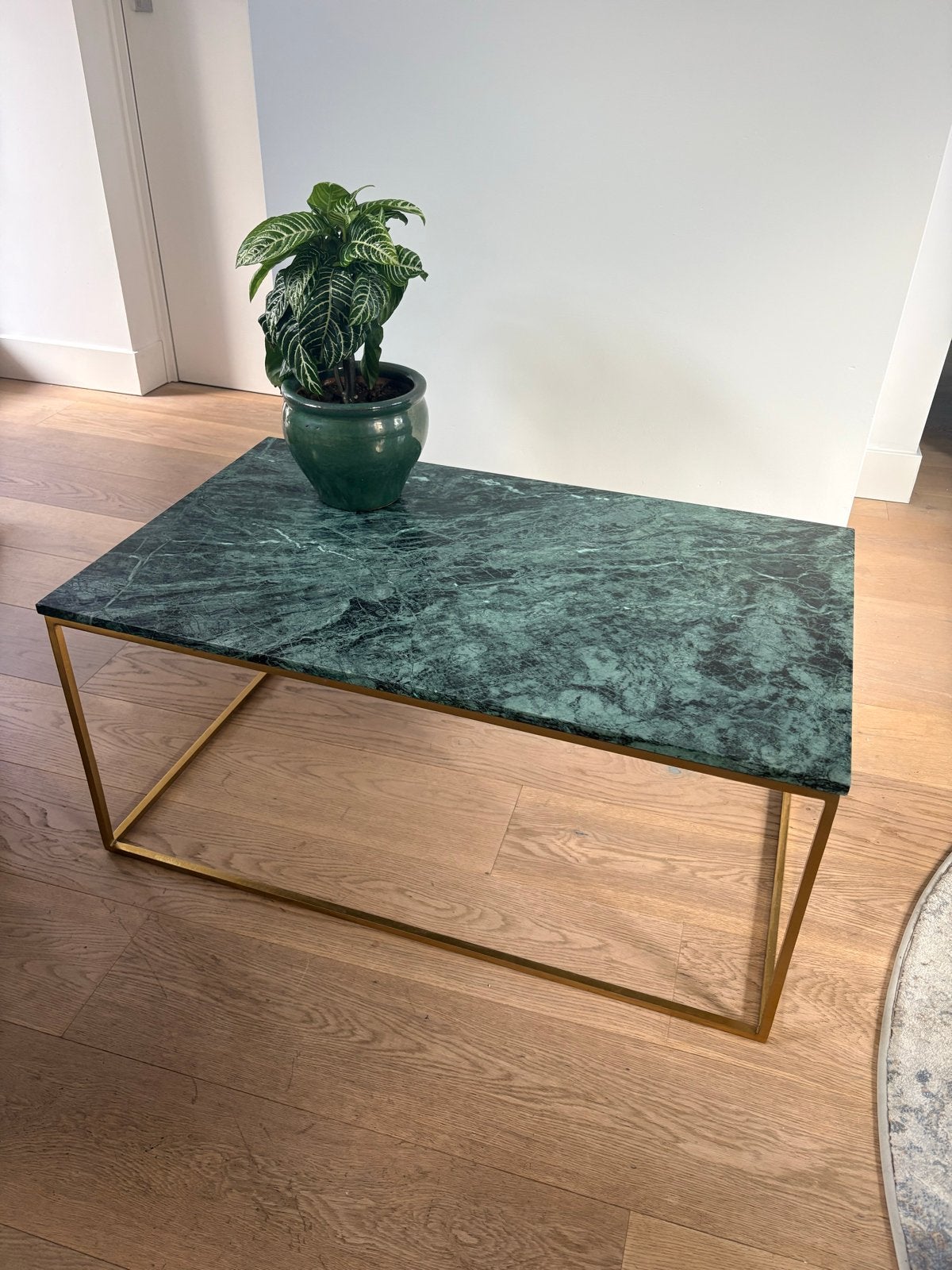 Salontafel met groen marmeren blad en gouden onderstel, Huis en Inrichting, Ophalen, Overige materialen, Gebruikt, 50 tot 100 cm