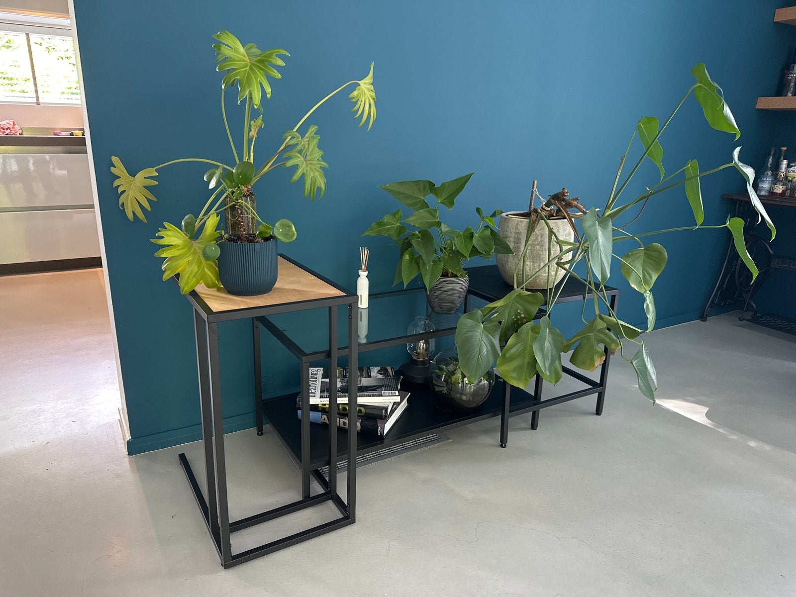 Zwart aluminium bijzettafels of dressoir met planten, Ophalen, Metaal of Aluminium, Zo goed als nieuw, 75 cm of meer