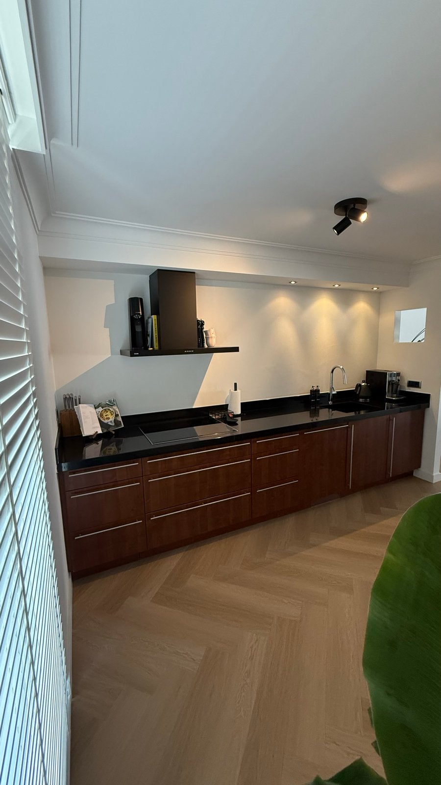 Moderne keuken met inbouwapparatuur, Huis en Inrichting, Keuken | Complete keukens, Ophalen, Bruin, Graniet of Steen, Dubbelwandige keuken