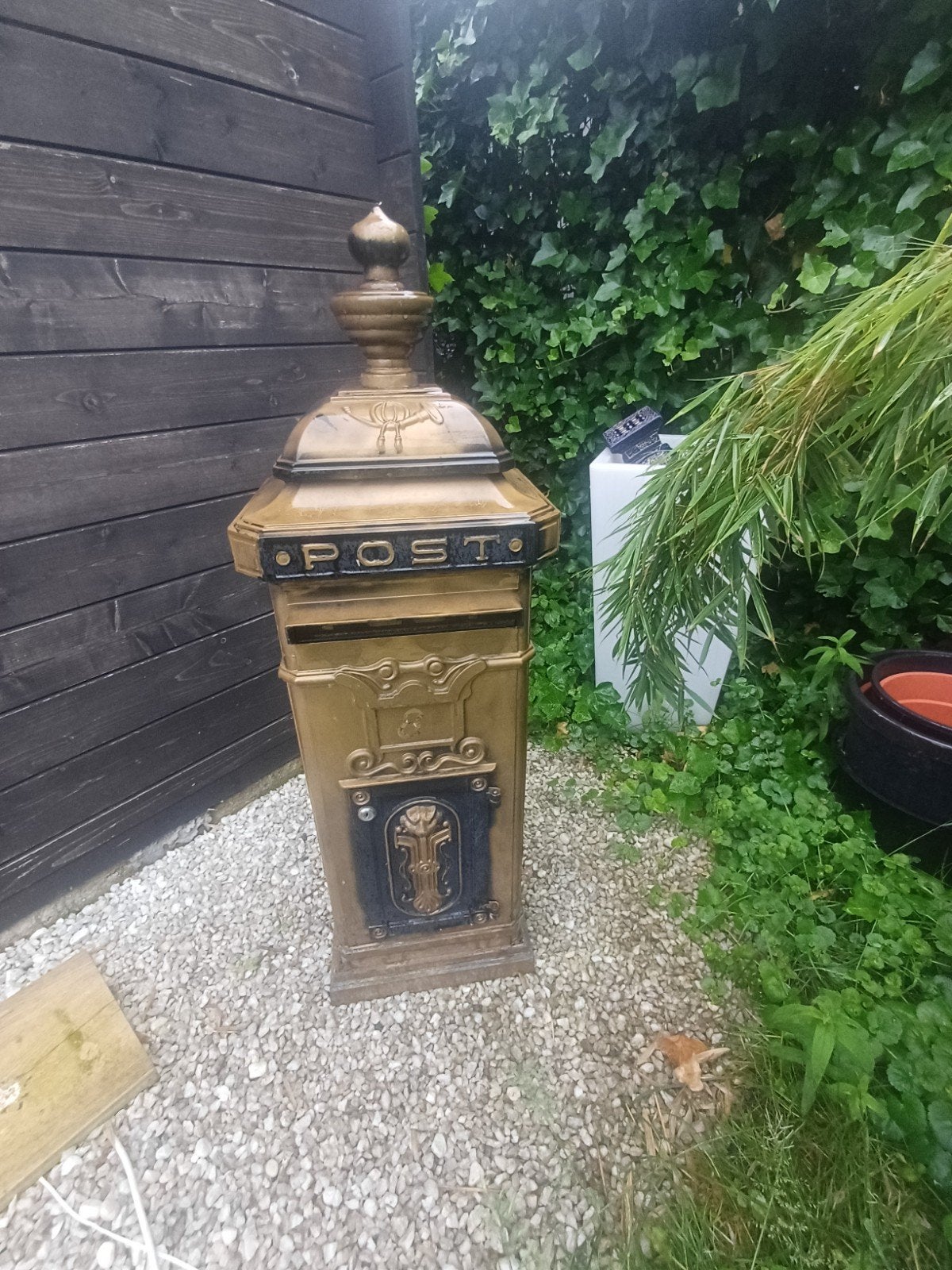 Antieke gouden brievenbus met 'POST' opschrift, Tuin en Terras, Brievenbussen, Ophalen of Verzenden, Gebruikt, IJzer, Staande brievenbus