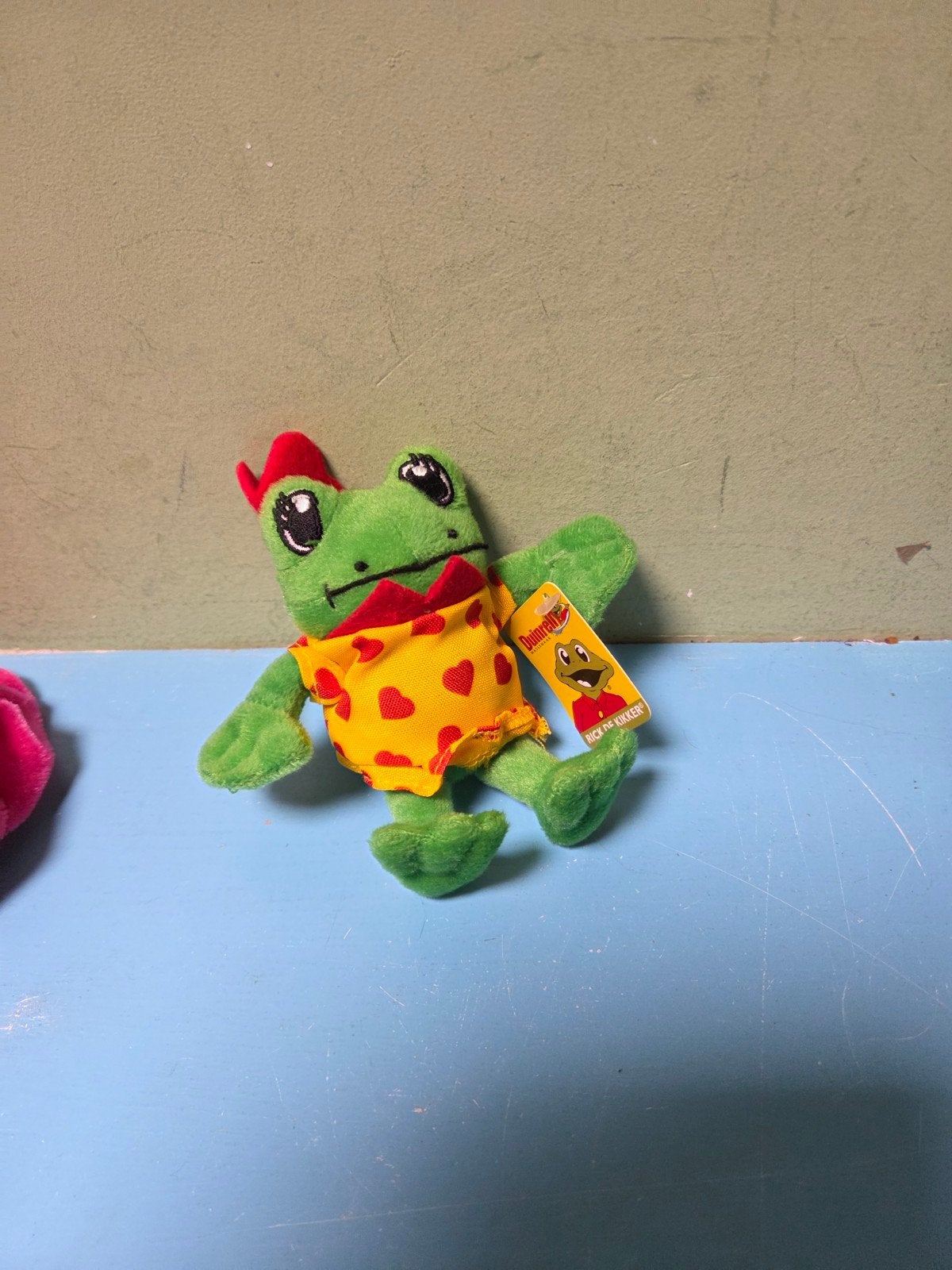 duinrell kikker knuffel met rood-geel pakje, Kinderen en Baby's, Kikker, Groen, Nieuw, Ophalen of Verzenden