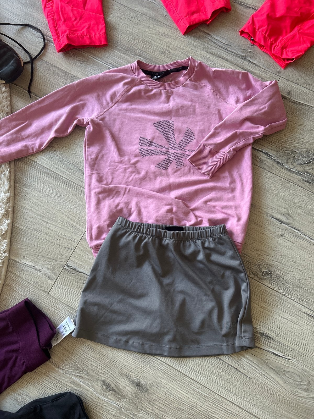 Hockey Roze sweater en grijs rokje van reece maat 128, Ophalen
