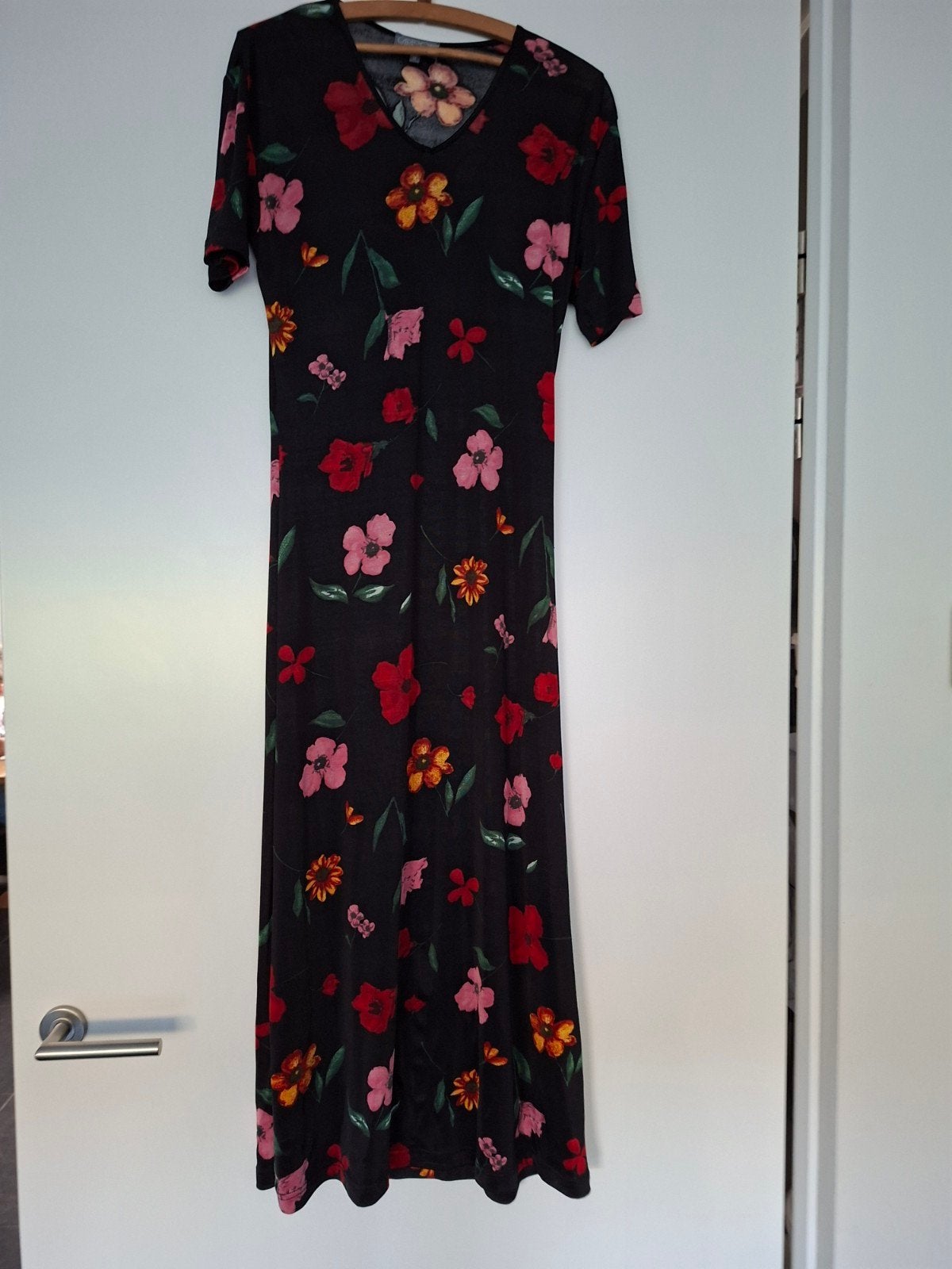 Trico lange jurk met bloemenprint - draagt koel, Cartoon, Ophalen of Verzenden, Zo goed als nieuw, Rood