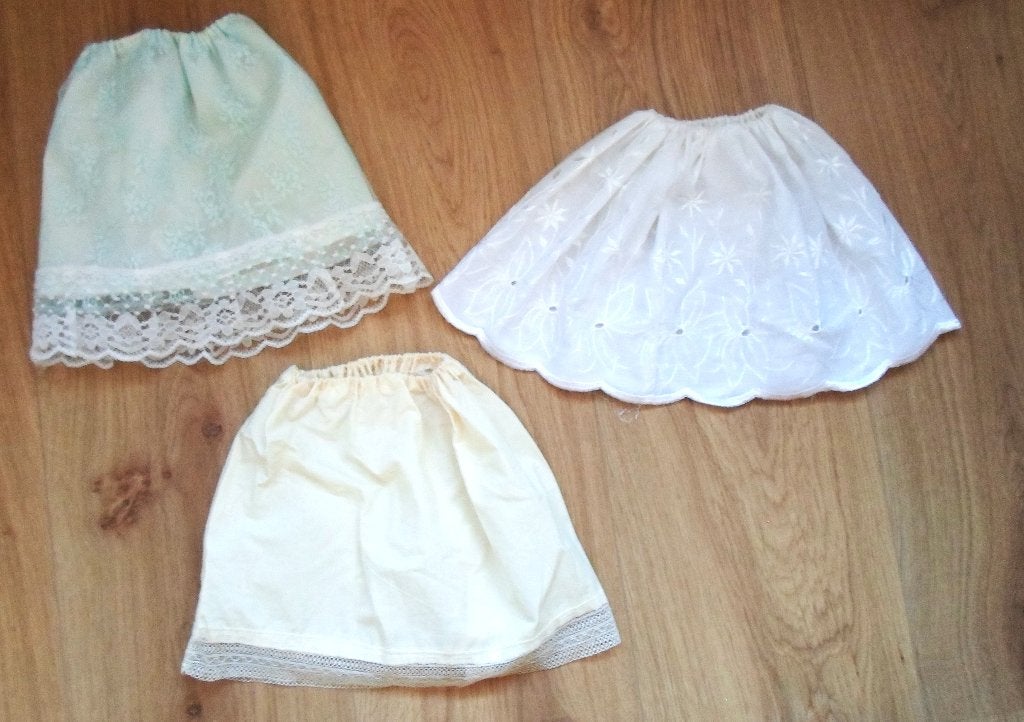 Poppenkleertjes . Rokjes Buikwijdte 35 - 40 cm. 1 euro p.s., Verzamelen, Ophalen of Verzenden, Zo goed als nieuw, Kleertjes