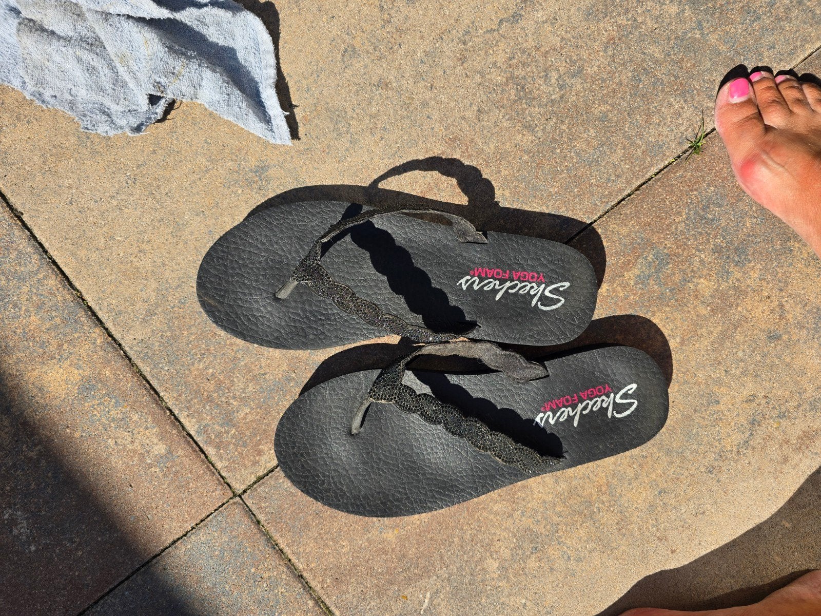 Skechers zwarte yogafoam slippers maat 41 zgan, Kleding | Dames, Schoenen, Slippers, Skechers, Zwart, Ophalen of Verzenden
