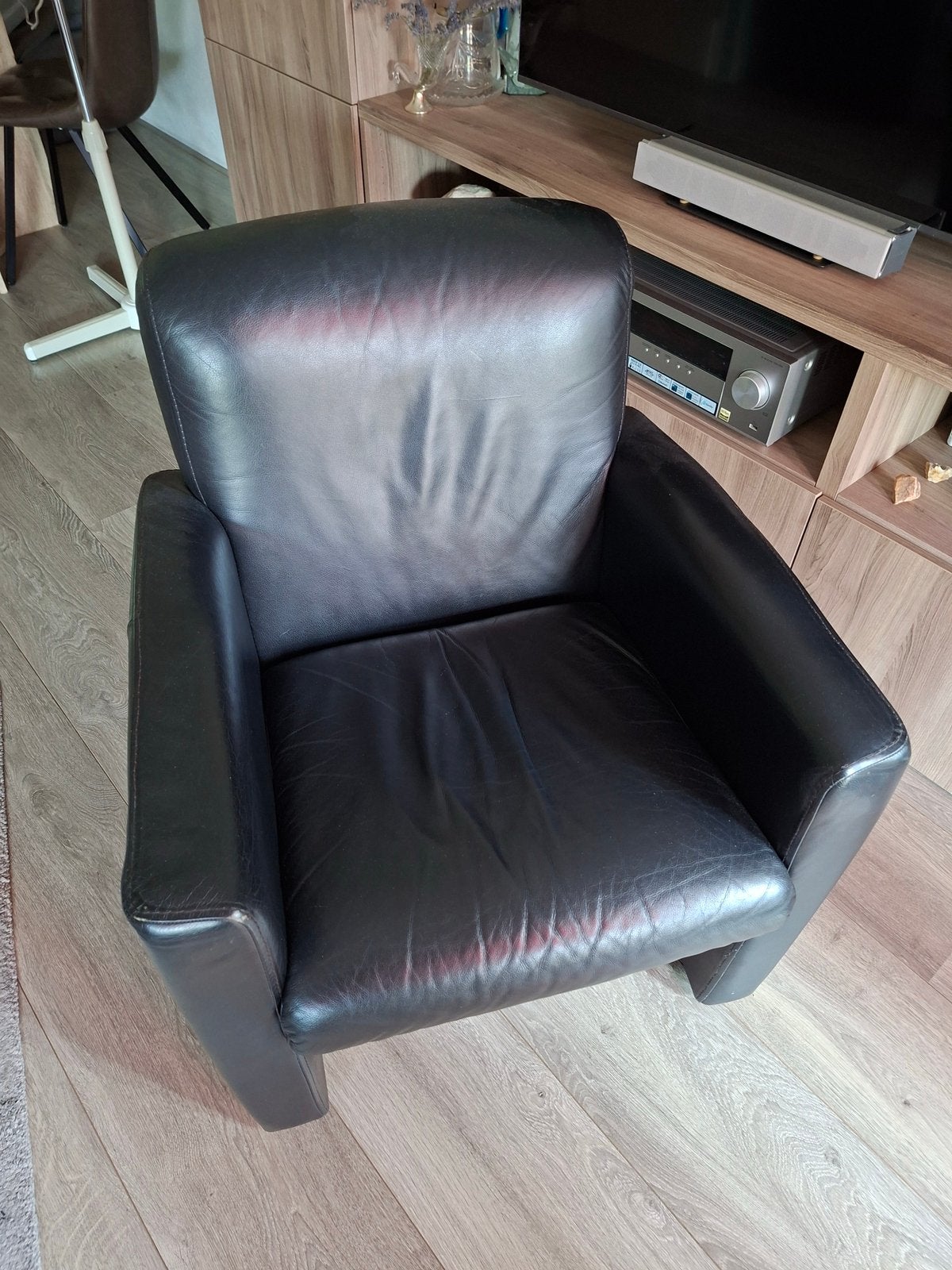 Zwart lederen stoel - fauteuil  kalfsleer, Huis en Inrichting, Fauteuils, Ophalen, Zo goed als nieuw, 75 tot 100 cm, 50 tot 75 cm