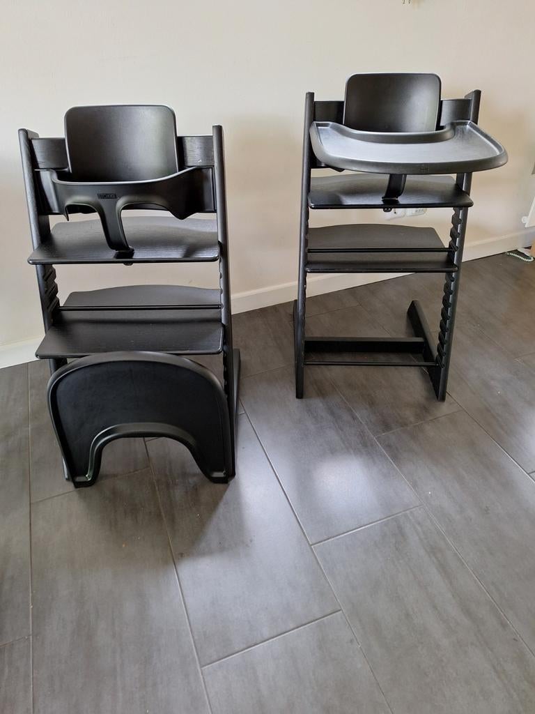 2x Stokke Tripp Trapp 2022/2023 Zwart met Babyset & Playtray, Kinderen en Baby's, Kinderstoelen, Ophalen, Gebruikt, Meegroeistoel