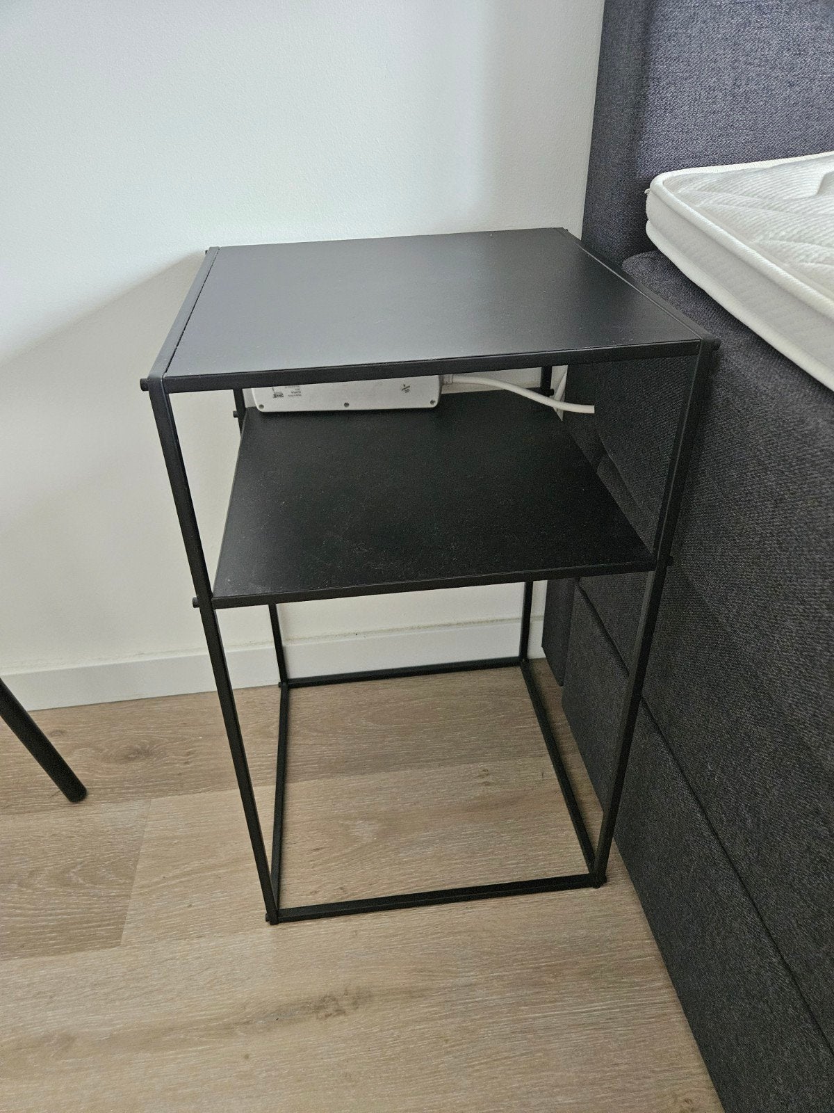 2 metalen nachtkastjes / bijzettafels, Minder dan 55 cm, Metaal of Aluminium, Vierkant, Zo goed als nieuw