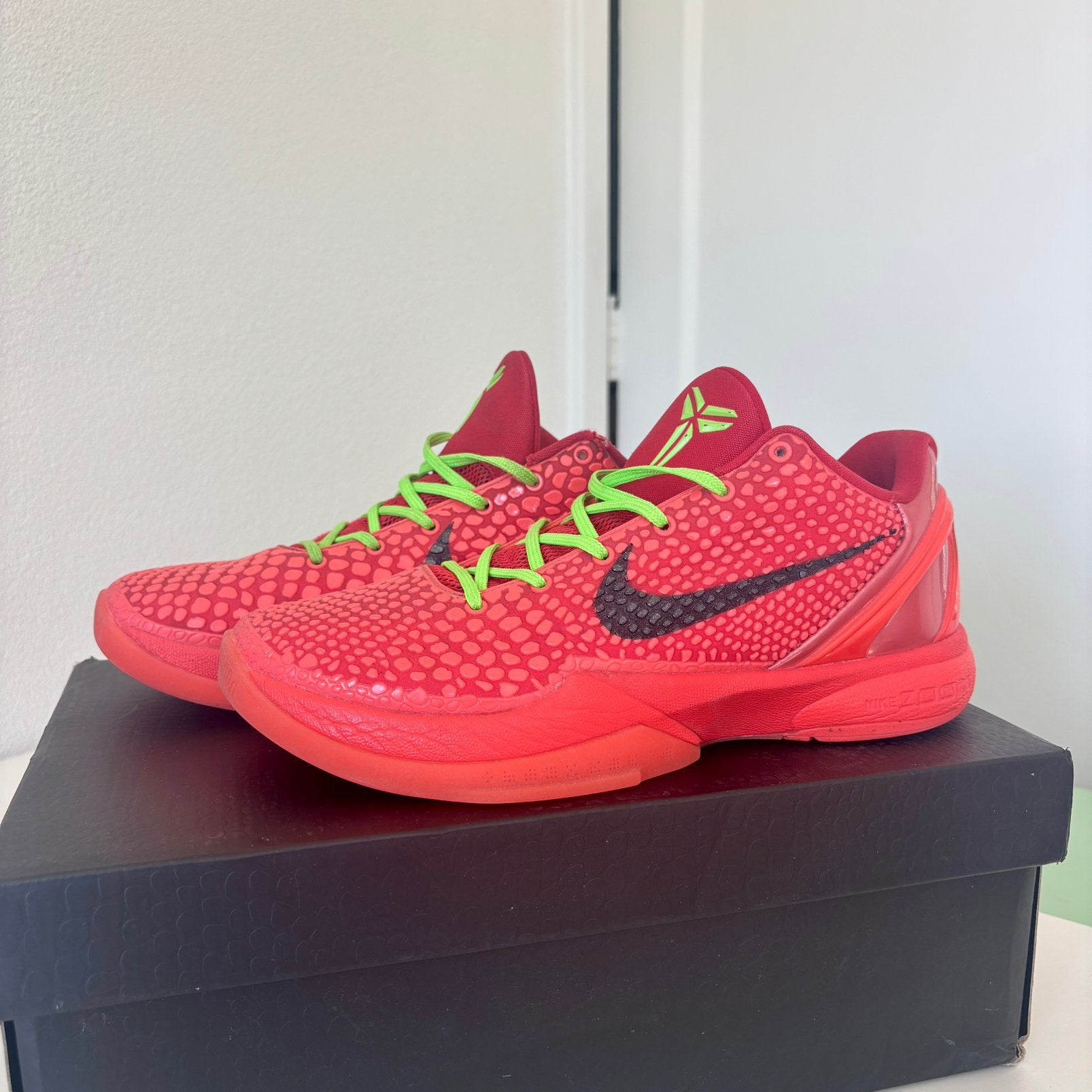 Kobe 6 Grinch mt. 42,5, Ophalen of Verzenden, Gebruikt, Schoenen