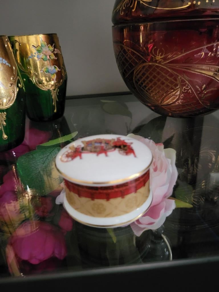 Vintage porseleinen pillendoosje met koetsdecoratie, Ophalen of Verzenden
