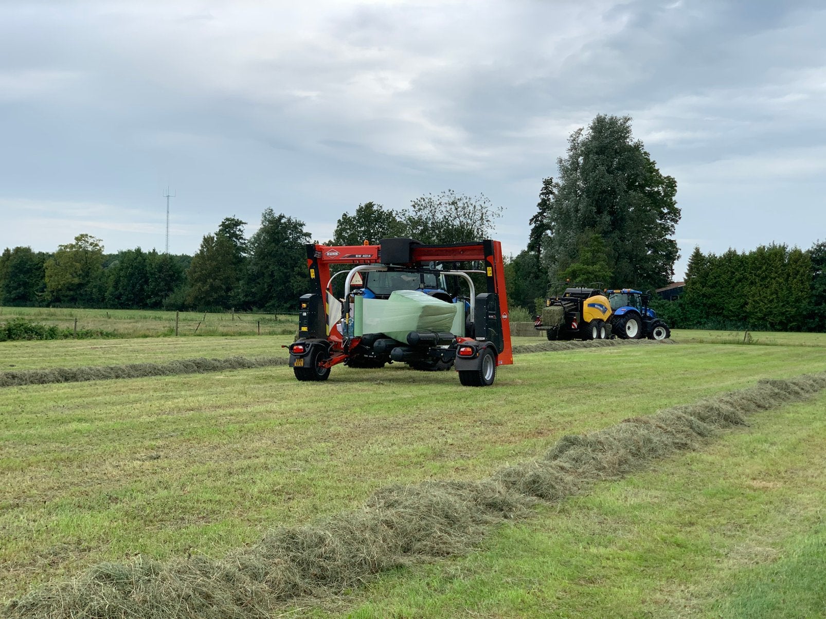 10 grote balen bijna hooi in plastic 16/7 geperst, Dieren en Toebehoren