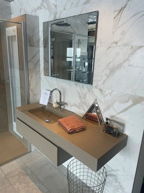 Fiora badmeubel 135 cm met spiegel, nieuw, showroomprijs, Huis en Inrichting, Ophalen, Nieuw, 50 tot 100 cm, Minder dan 100 cm