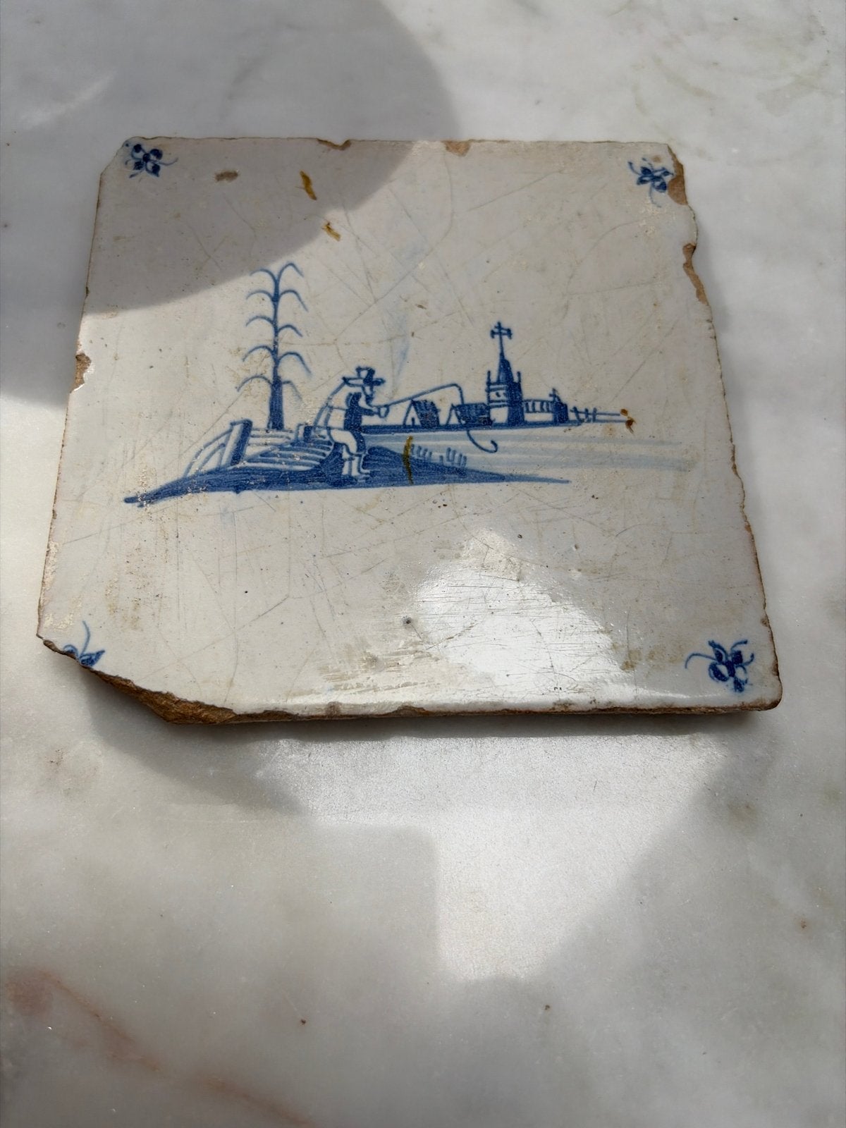 Antieke Delfts Blauwe Tegel met Visser en Dorpsgezicht, Ophalen of Verzenden