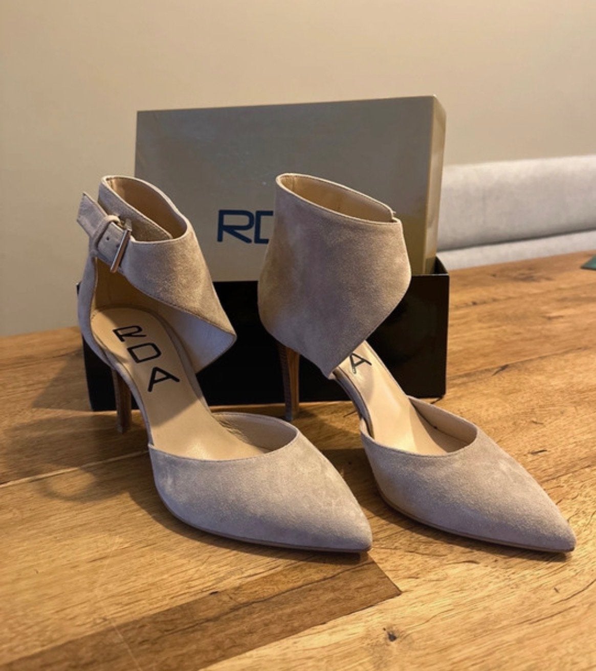 RDA suède pumps met enkelbandje - Zo goed als nieuw, Kleding | Dames, Ophalen of Verzenden, Zo goed als nieuw, Beige, Pumps