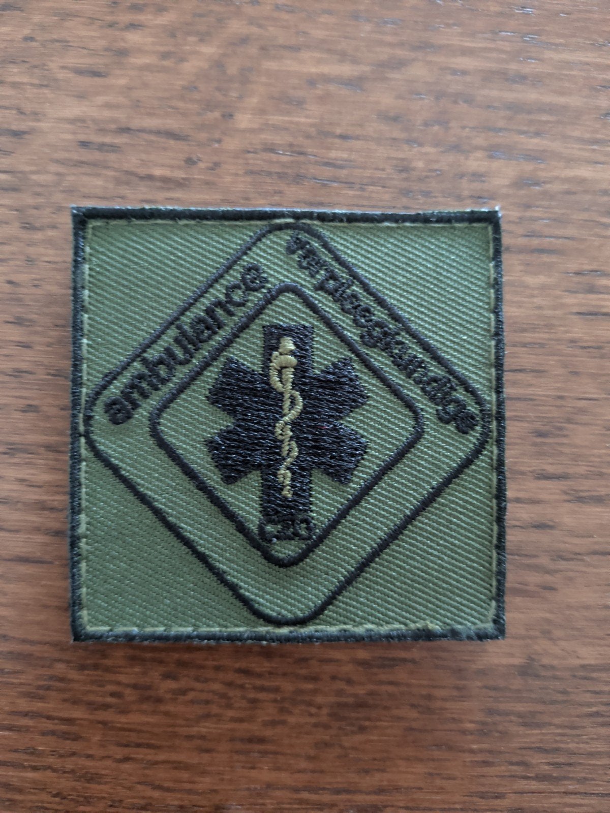 Borstembleem Ambulance Verrpleegkundige, Verzamelen, Militaria | Algemeen, Ophalen, Overige soorten, Nederland, Embleem of Badge