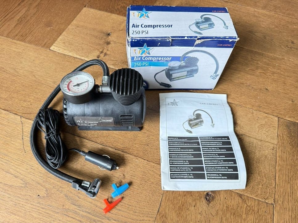 12V Luchtcompressor met hulpstukken - Goed werkend, Gebruikt, 10 bar of meer, Ophalen of Verzenden, Minder dan 200 liter/min