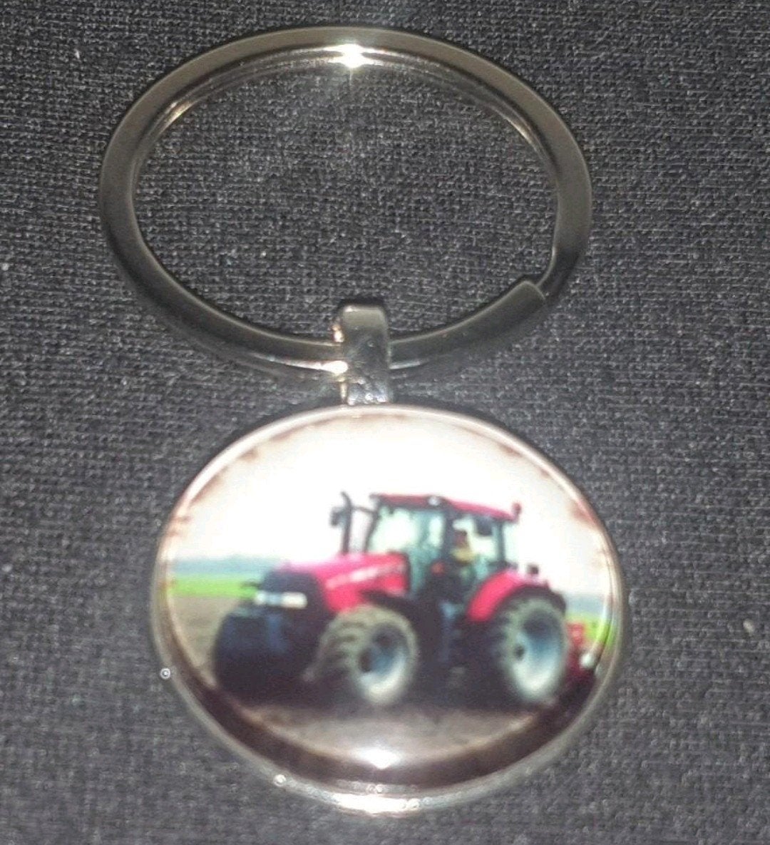 Sleutelhanger met een afbeelding van een rode tractor., Ophalen of Verzenden, Nieuw