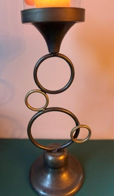 Metalen kandelaar met een ringontwerp en glazen windlicht, Ophalen, 50 tot 75 cm, Zo goed als nieuw, Metaal