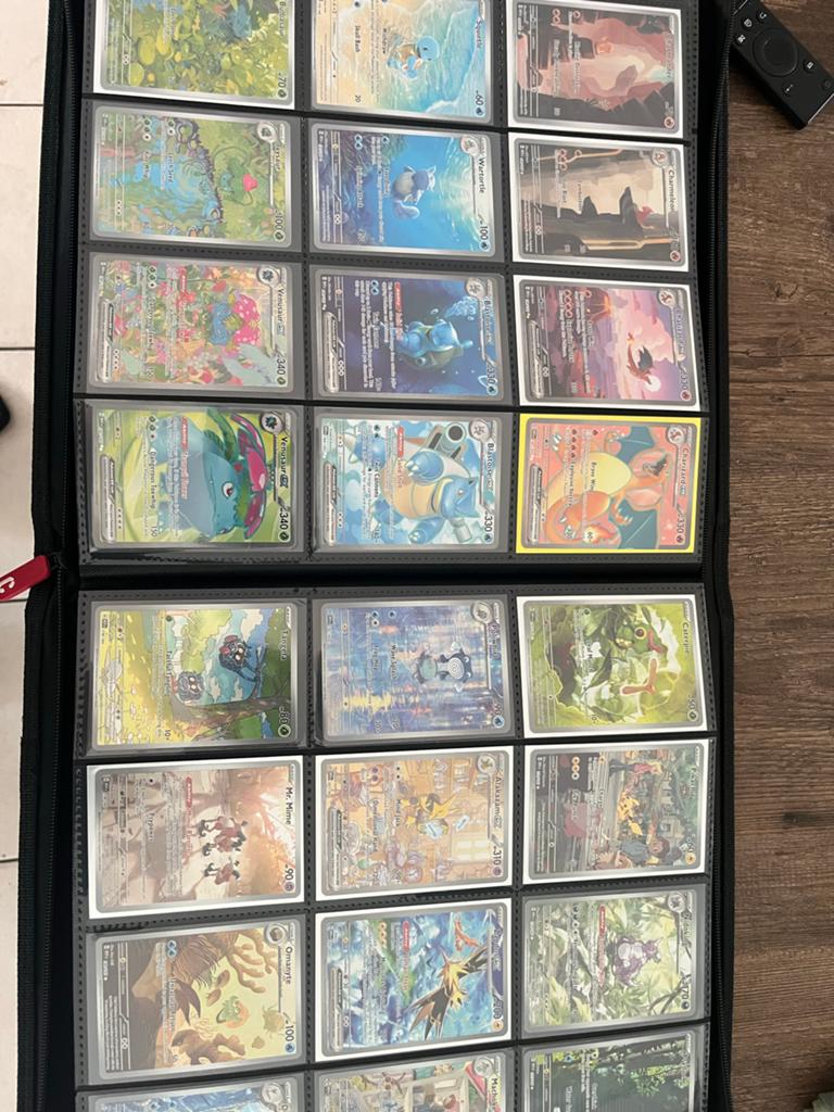 Pokemon Masterset 151 ENG poster coins promos, Ophalen, Zo goed als nieuw, Boek of Catalogus, Foil