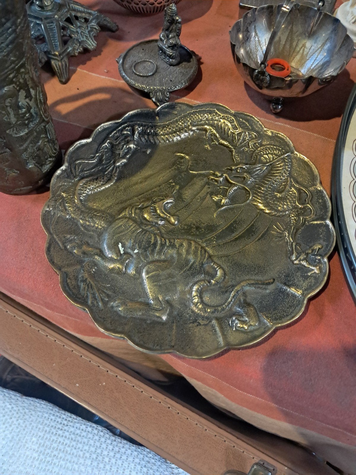 Antieke bronzen schaal met draak en tijger reliëf, Ophalen of Verzenden, Brons