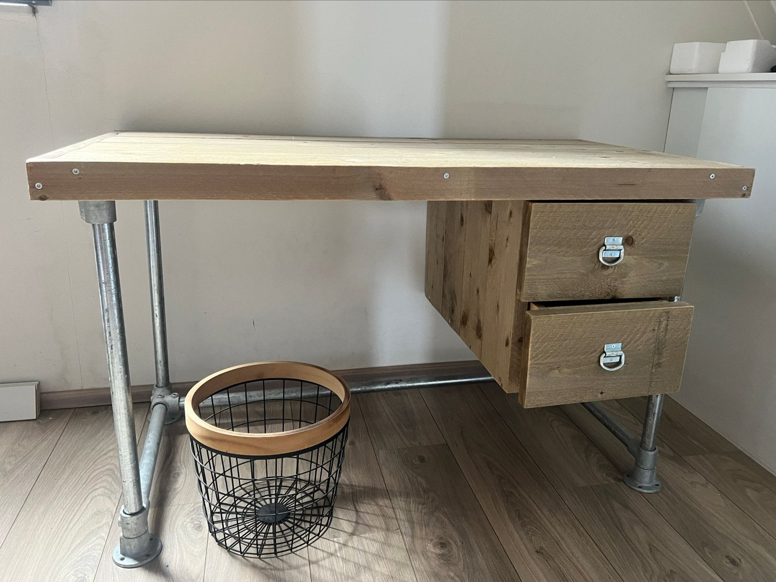 Industrieel hout bureau met metalen onderstel en lades, Huis en Inrichting, Bureaus, Ophalen, Gebruikt, Schoolbureau, Bruin