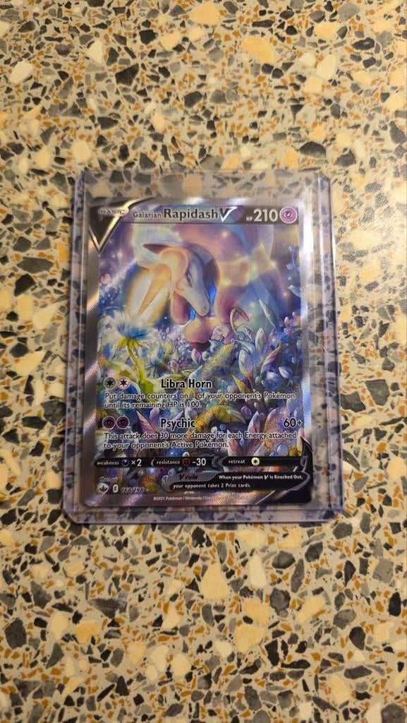 Galarian Rapidash V Pokémon Kaart - Zeldzaam en Foil!, Hobby en Vrije tijd, Verzamelkaartspellen | Pokémon, Zo goed als nieuw