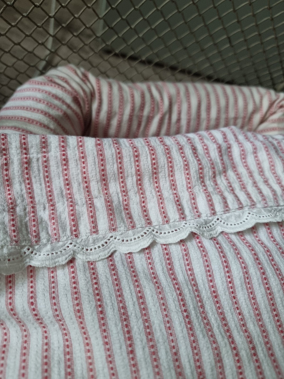 Ijzeren bedje op wielen met zeer oude tijk bekleding., Tuin en Terras, Ophalen, Gebruikt
