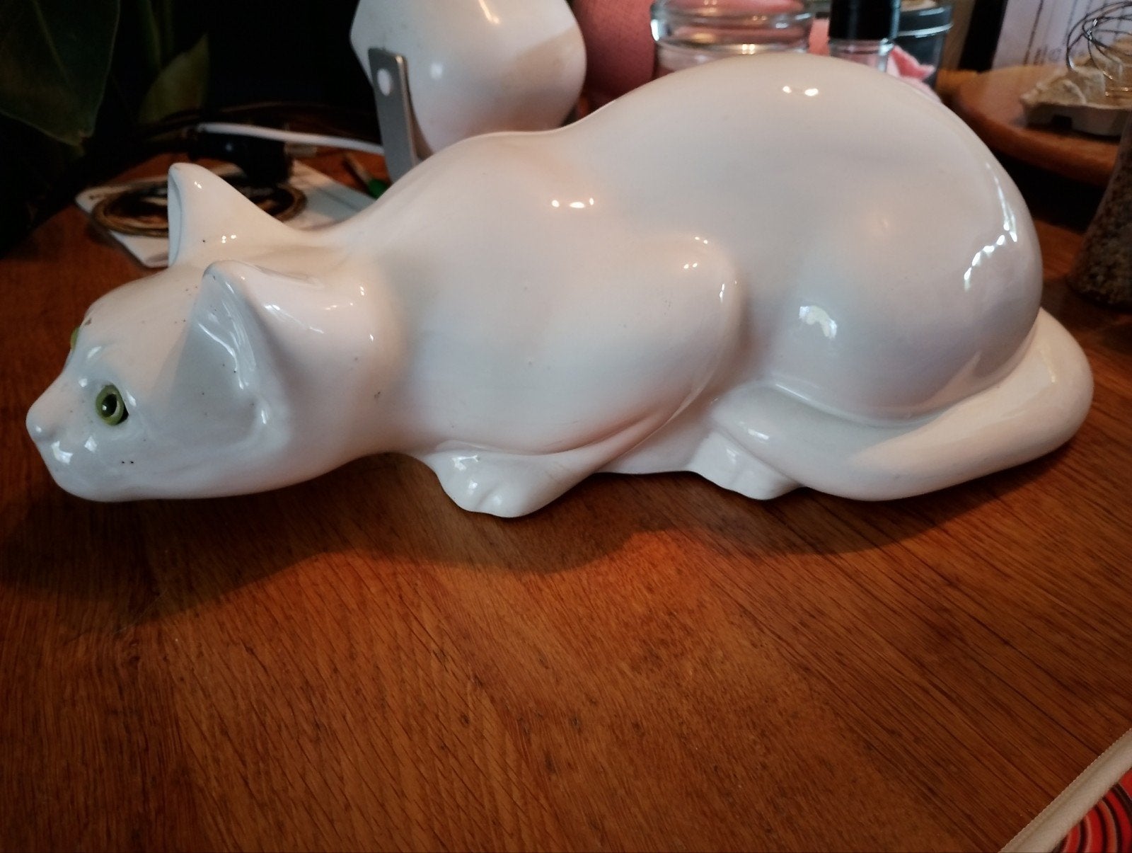 Stenen beeld (keramiek?) kat met groene ogen, Ophalen