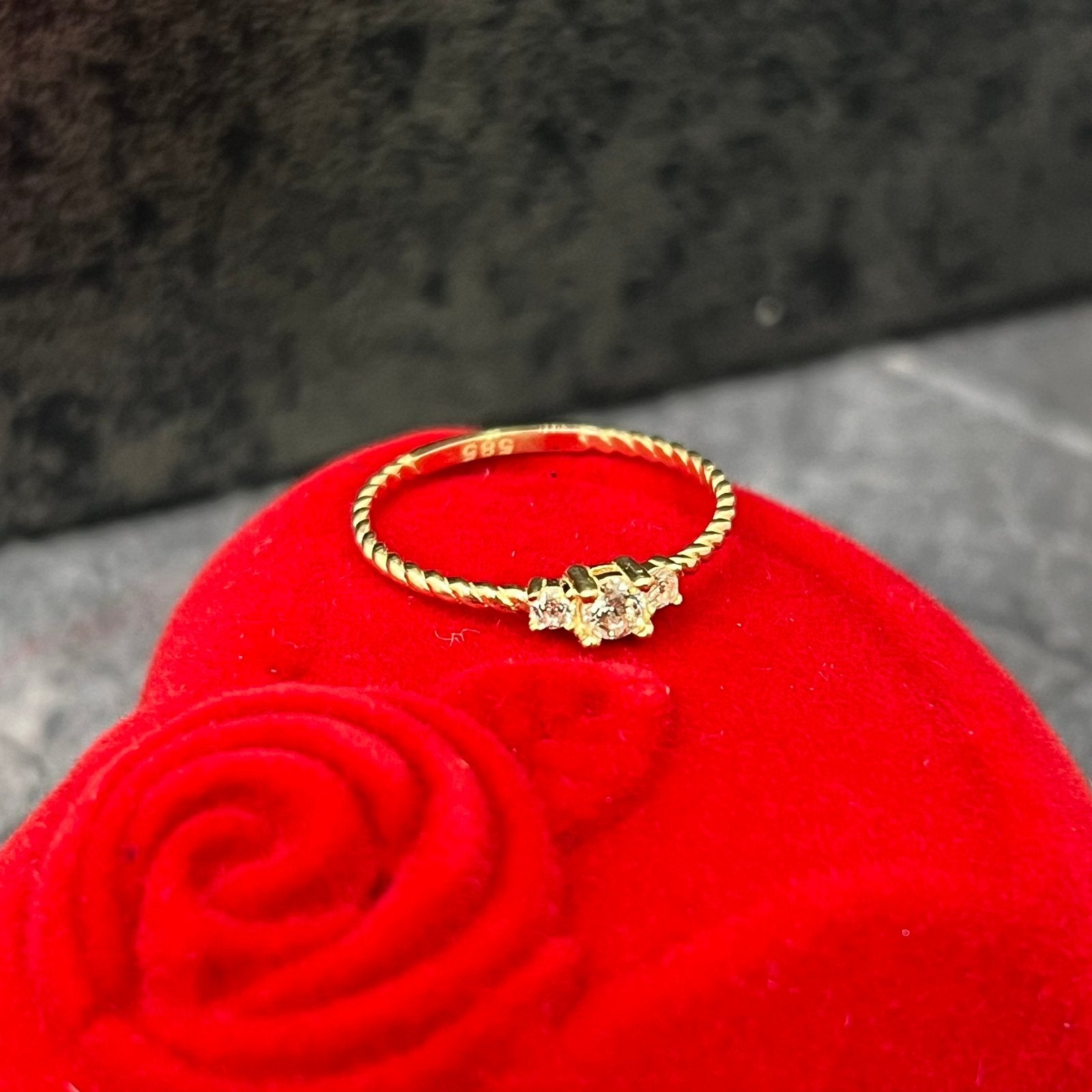 Gouden ring 14 karaat goud solitaire model, Ophalen of Verzenden, Zo goed als nieuw, Goud, Dame