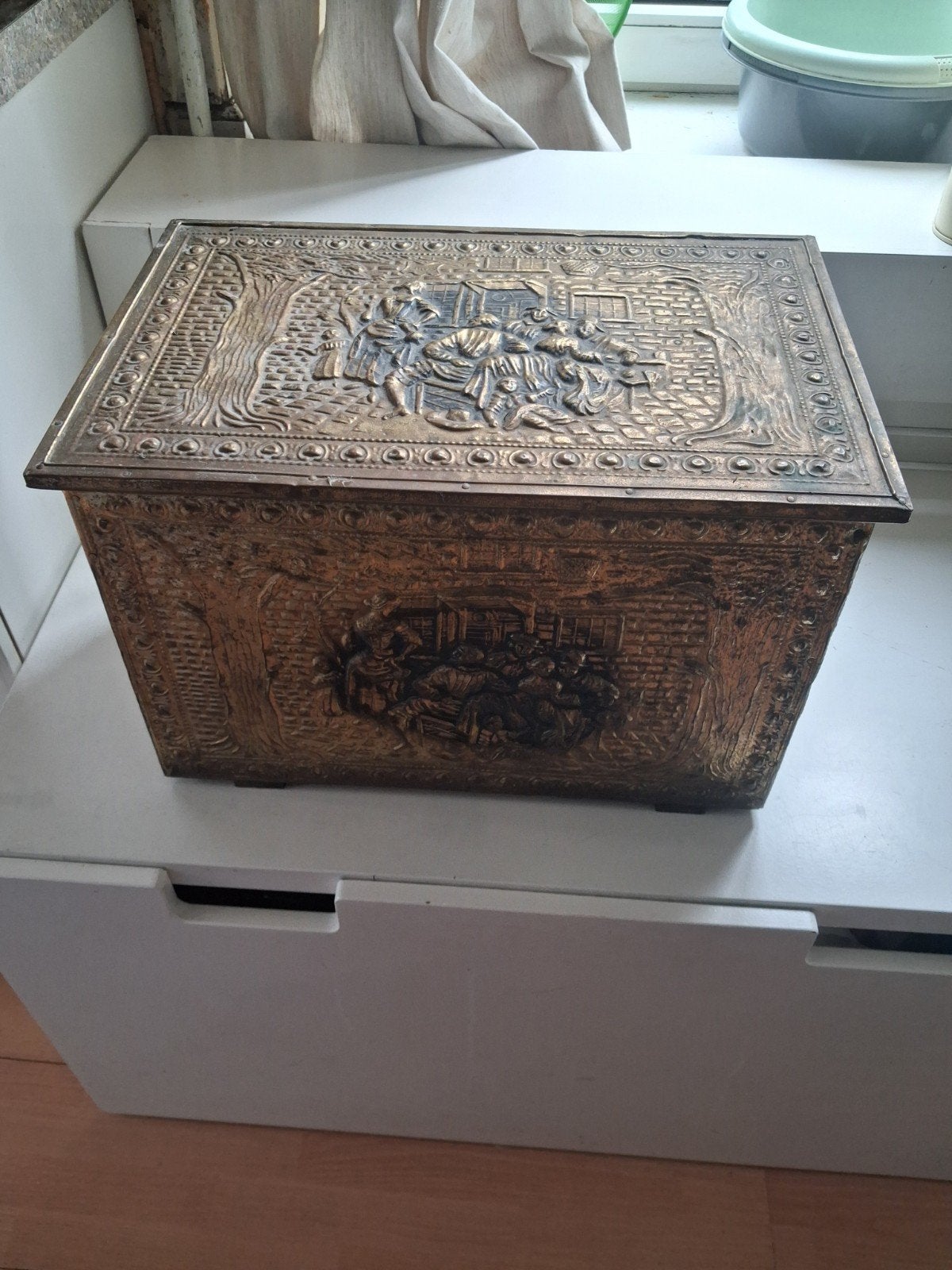 Antieke Koperen Turf Kist met Reliëfdecoratie, Ophalen, Koper
