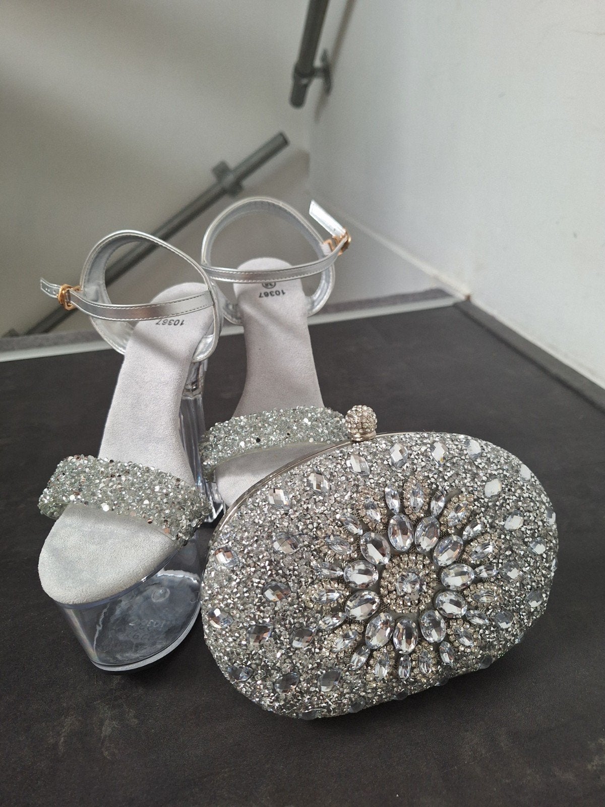 Zilveren Sandalen met Strass en Bijpassende Clutch - Maat 38, Ophalen of Verzenden, Nieuw, Schoenen met hoge hakken