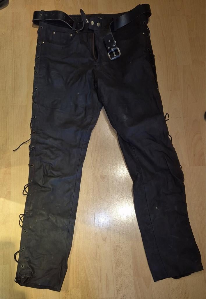 Stoere leren broek met vetersluiting maat 34, Kleding | Heren, Broeken en Pantalons, Onbekend, Zwart, Overige maten, Ophalen of Verzenden
