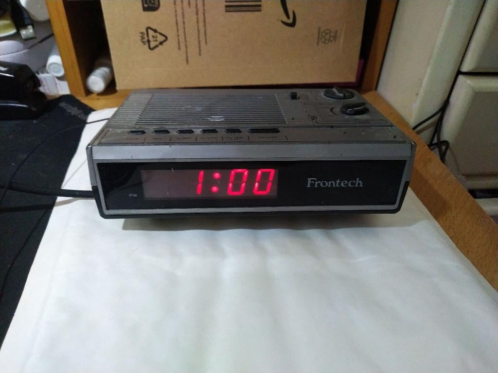 LED CLOCK RADIO, Ophalen of Verzenden, Gebruikt, Digitaal, Wekker of Tafelklok