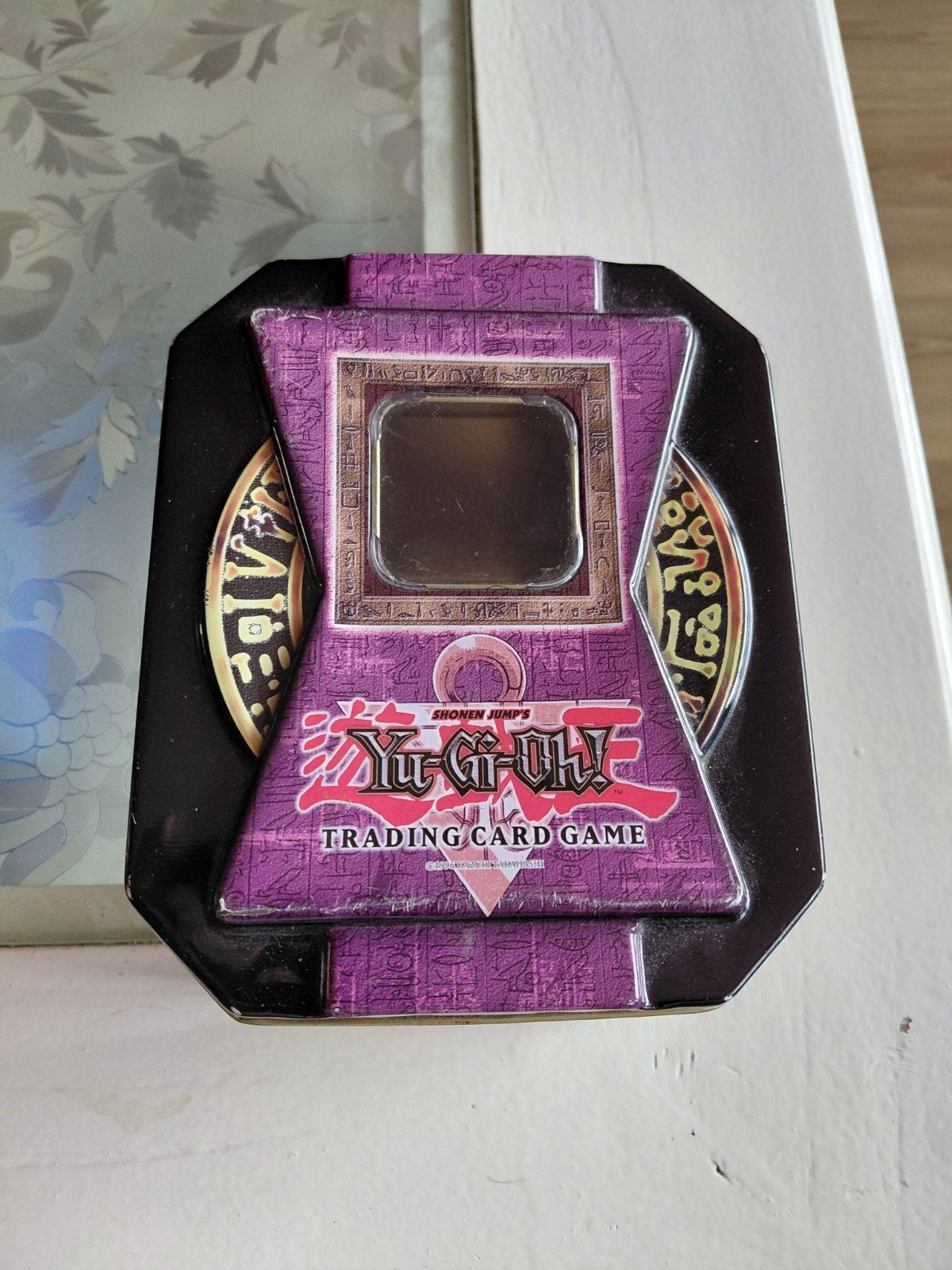 Vintage Yu-Gi-Oh! 2004 Collectors Tin (Leeg) – Paars, Ophalen of Verzenden, Gebruikt, Boosterbox