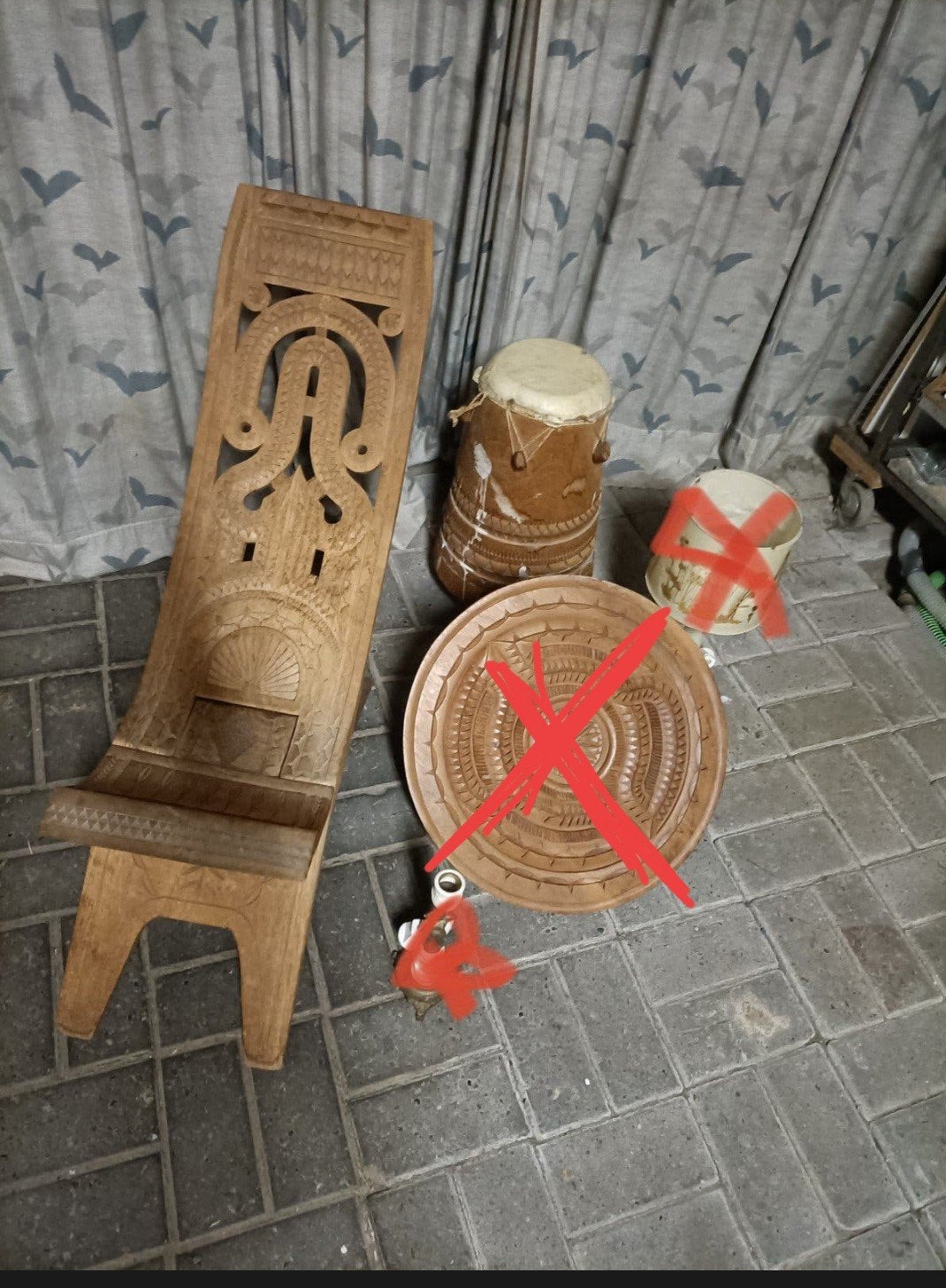 Surinaamse houten stoel en Apintie trommel, Ophalen