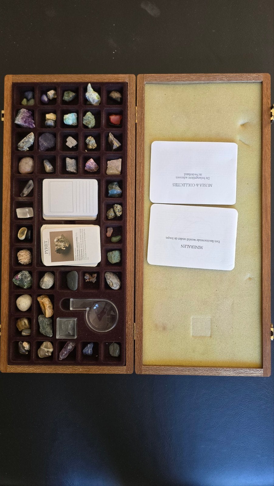 Verzameling van mineralen in houten kistje met loep, Verzamelen, Ophalen of Verzenden