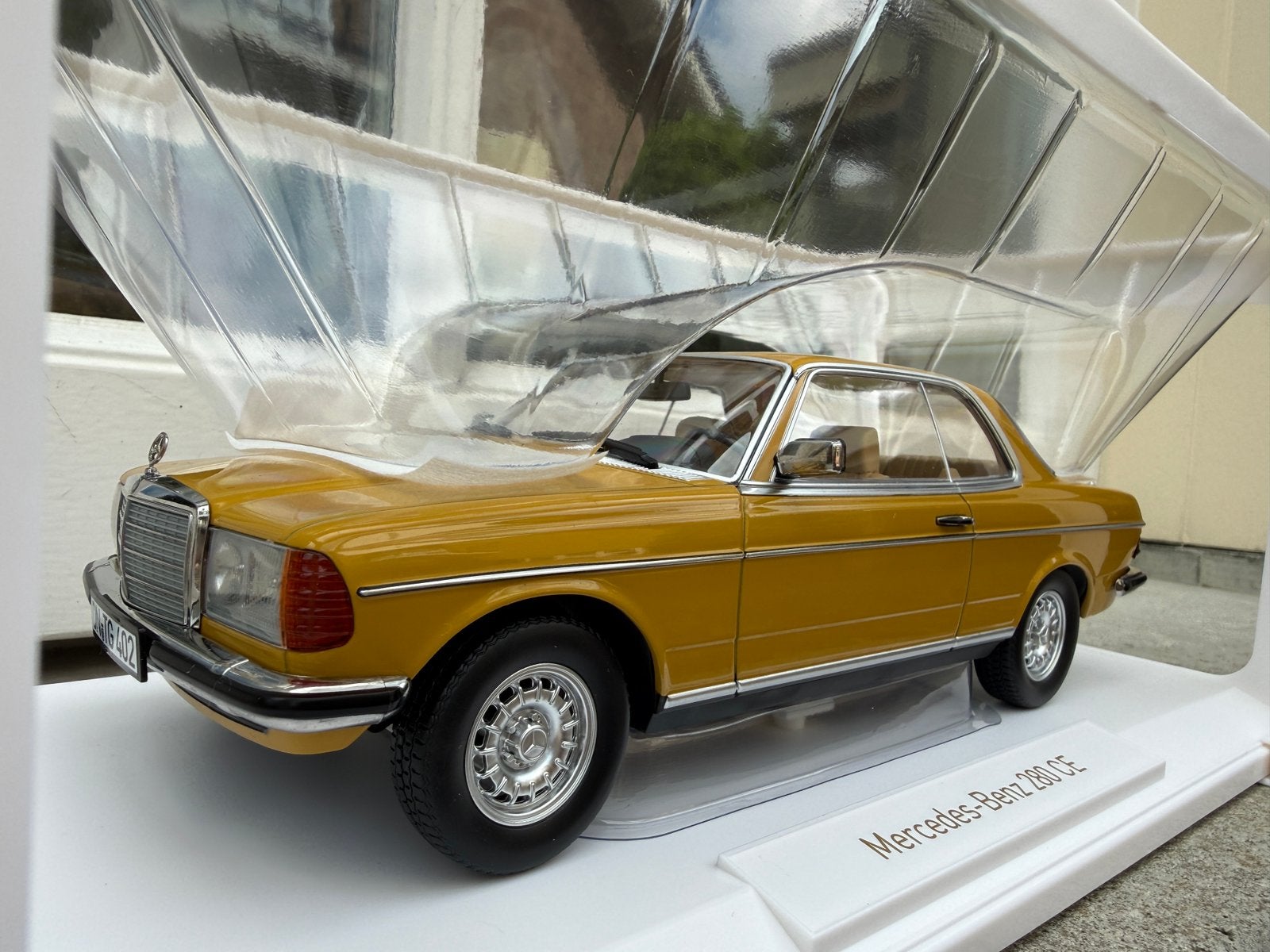1:18 Mercedes C123 280 CE Coupe Sahara geel 1980 Norev, Auto, Norev, 70-72 Av. de Bohlen, Vaulx-en-Velin, 69120, France, Norev