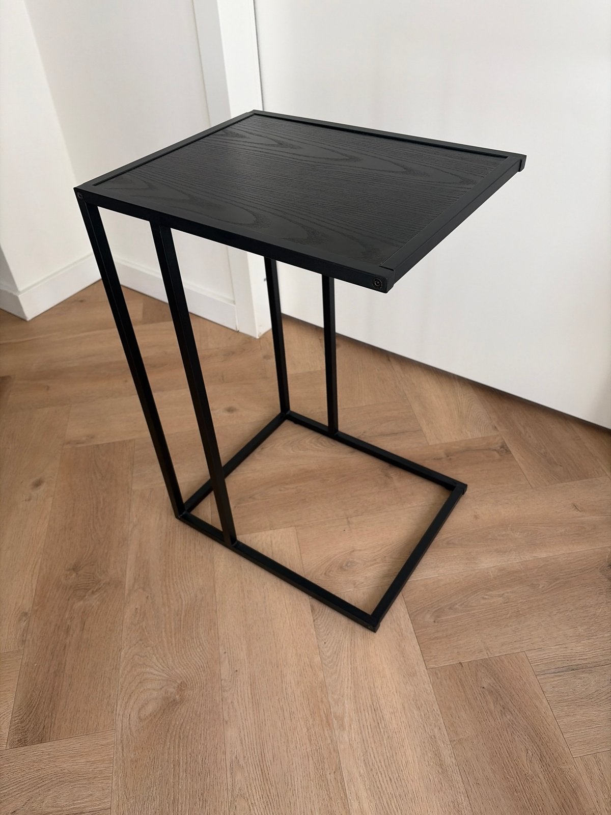 Zwart bijzettafeltje met metalen frame - Modern design, Huis en Inrichting, Tafels | Bijzettafels, Ophalen, Minder dan 55 cm, Gebruikt