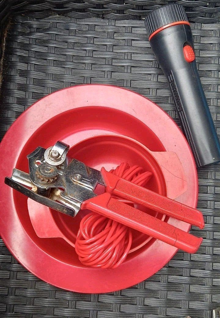 Camping servies rood met blikopener en zaklamp, Ophalen of Verzenden, Zo goed als nieuw
