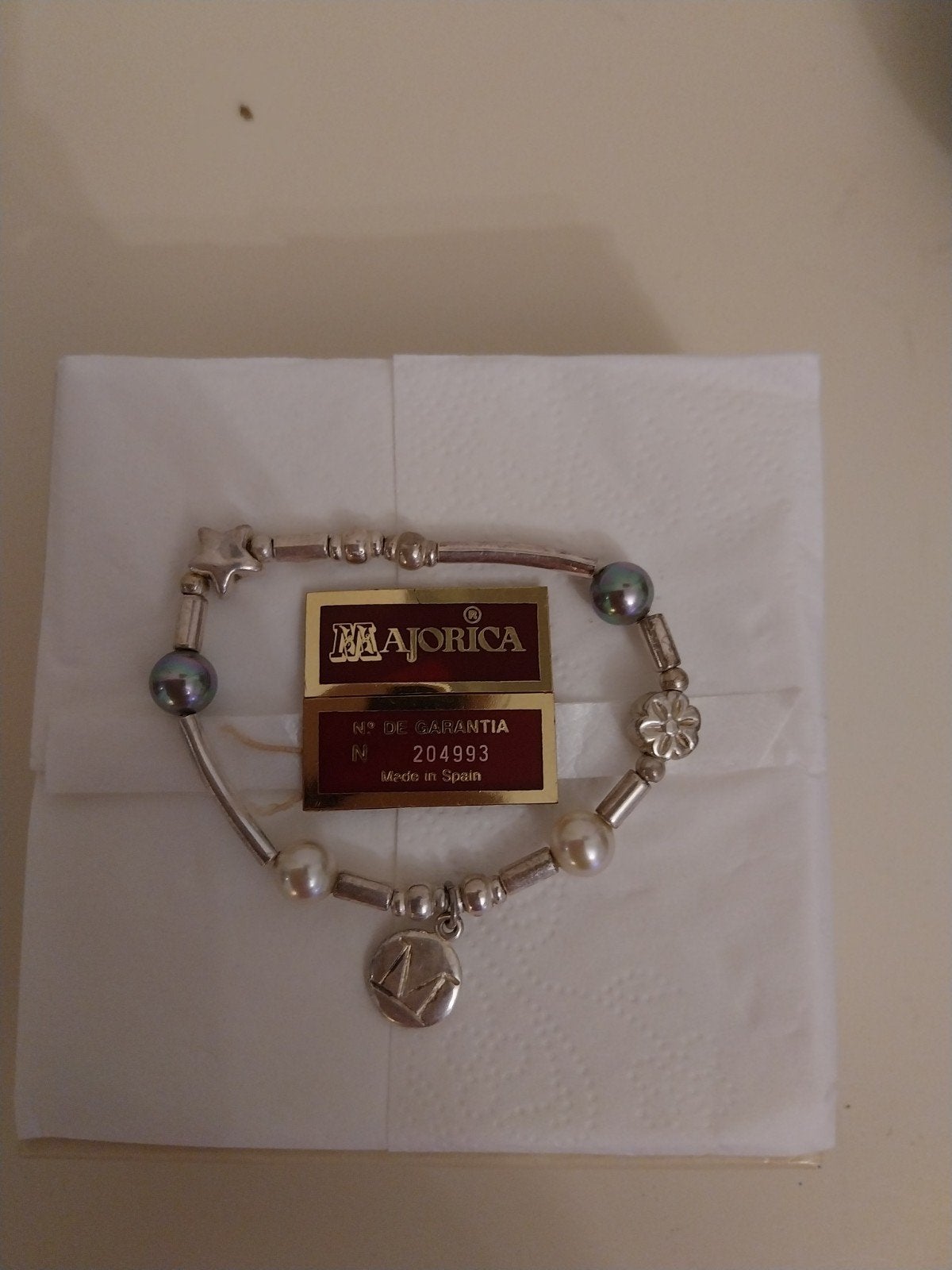 Majorica Armband met parels en zilverkleurige bedels, Ophalen of Verzenden, Zo goed als nieuw, Elastiek, Met bedels of kralen