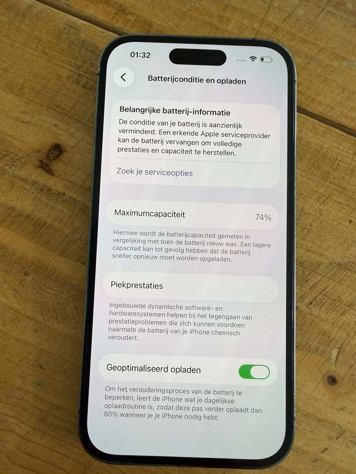 Foto 3 van Iphone 14 Pro met 5 hoesjes